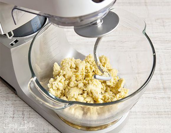 Вмешайте в картофель муку, желток и оливковое масло, чтобы получилось мягкое эластичное тесто. С этой задачей отлично справится кухонная машина KENWOOD с насадкой крюк. Она легко и  быстро вымешает тесто до необходимой консистенции. Скрутите тесто в колбаску. Нарежьте колбаску на несколько частей и каждую скрутите ладонями в жгут (1–2 см толщиной). Нарежьте жгут на небольшие кусочки, придавите их пальцами, чтобы получилась подушечка. Закиньте ньокки в кипящую воду и варите, пока не всплывут. Сразу откиньте их в воду со льдом, а потом выловите шумовкой.