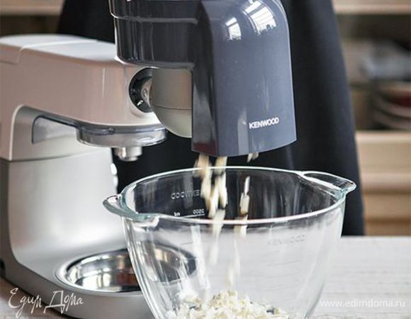 Моцареллу и помидоры нарежьте ровными кубиками с помощью ножа или используйте специальную насадку для нарезки кубиками. Вы получите идеально измельченные овощи. 