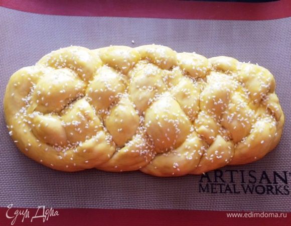 Желток смешиваем со столовой ложкой воды, смазываем тщательно халу и посыпаем кунжутом, а можно и маком, это уже по желанию. Выпекаем 20-30 минут в разогретой до 180-190°С духовке. Готовую халу остудить на решетке.