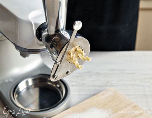 Приготовьте вкусную домашнюю фигурную пасту с помощью специальной насадки для фузилли. Закладывайте тесто небольшими порциями. Готовую пасту разложите на доске и сушите 30 минут. Если используете фузилли сразу, варите их 1 минуту, если вы приготовили фузилли заранее и высушивали в течение суток, то варите 7–8 минут. Откиньте на дуршлаг, немного воды сохраните.