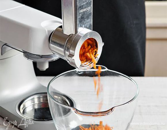 Измельчите лук и чеснок, также нарежьте мелко все остальные овощи. Чтобы ускорить процесс приготовления, воспользуйтесь кухонной машиной KENWOOD с низкоскоростной теркой-ломтерезкой. Она вмиг нашинкует овощи, пока вы готовите пасту.