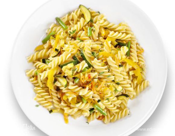 Добавьте в пасту немного воды, в которой она варилась, влейте 2–3 ст. л. оливкового масла, посолите, закиньте каперсы, присыпьте базиликом и тут же подавайте.