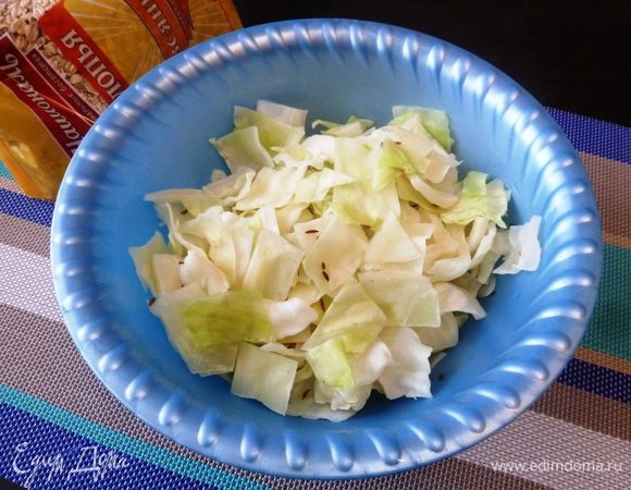 Капусту нарежем средними квадратиками (или как удобно), посыпаем тмином. Отправим ее в микроволновку при полной мощности (у меня 800 Вт) на 3-4 минуты. Капуста станет мягче.
Можно отварить капусту в слегка подсоленной воде минут 5 с момента закипания.