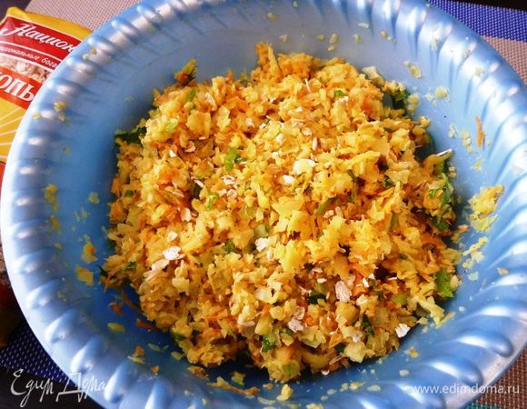 Хорошо перемешаем и оставим на 5-10 минут, дадим хлопьям вобрать в себя имеющую влагу. На фото видно, что масса получается довольно рыхлая. Котлеты нужно будет формировать руками. Они хорошо держат форму.