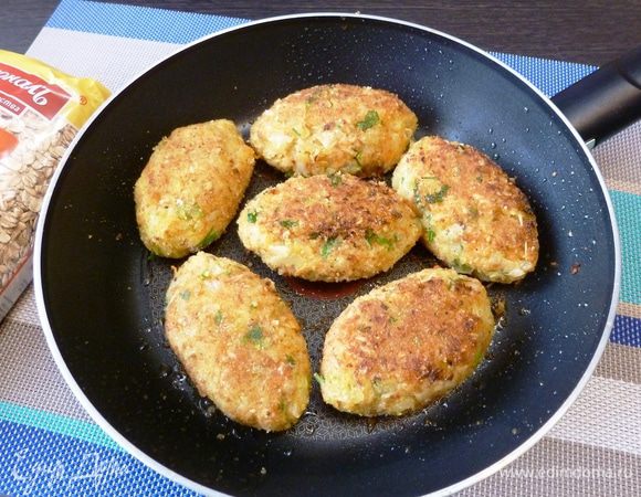 Обваляем котлеты в панировочных сухарях и обжарим на умеренно разогретой сковороде до золотистого цвета с обеих сторон. Панировочные сухари я приготовила из высушенного лаваша. Получается отличная панировка!