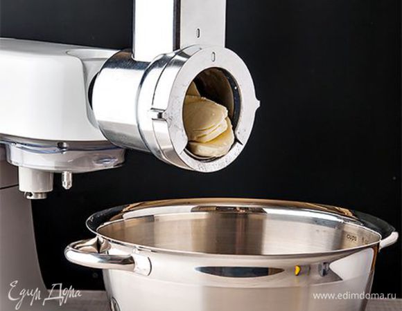 Креветки очистите от панциря, удалите кишку и голову. Жарьте на оливковом масле, пока креветки не поменяют цвет. Нарежьте моцареллу тонкими кружочками с помощью ножа. лучше с этой задачей справится кухонная машина KENWOOD с низкоскоростной теркой-ломтерезкой. Кусочки получатся идеально тонкими и ровными. 
