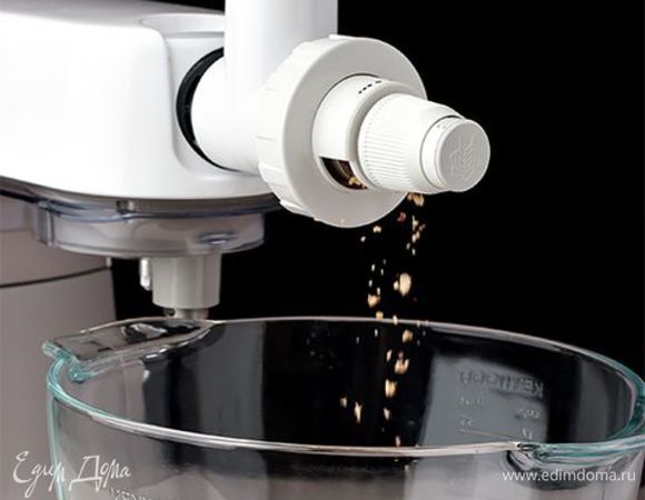 Подошедшее тесто раскатайте на присыпанной мукой поверхности в пласт толщиной 4–5 мм. помелите крупно фундук удобным для вас способом или используйте удобную мельницу для круп, с помощью которой вы легко и быстро измельчите орехи. Выложите на раскатанное тесто виноград, молотый фундук и отправьте в разогретую до 230 °С духовку на 15–17 минут.