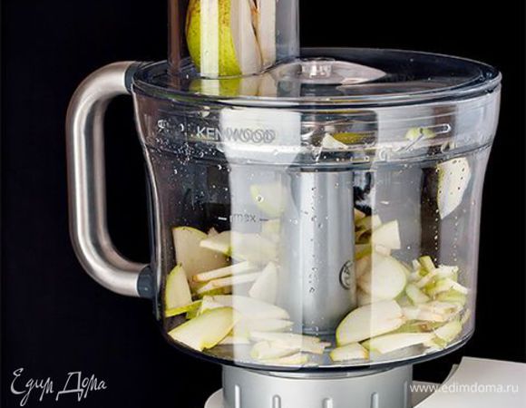 Нарежьте грушу тонкими и ровными пластинами с помощью ножа. Чтобы сэкономить время, доверьте эту задачу кухонному комбайну. Растопите в сковороде сливочное масло вместе с сахаром и жарьте ломтики груши по 3–4 минуты с каждой стороны. Рикотту разломайте вилкой на небольшие кусочки.
