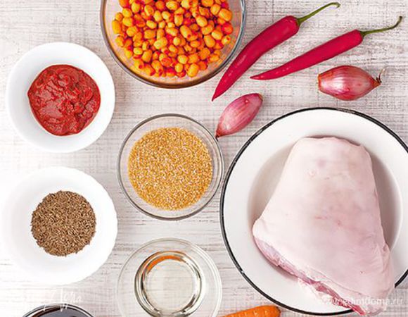 Рульки посолите, обваляйте в муке. Разогрейте в сковороде 3 ст. л. растительного масла и подрумяньте на нем рульки со всех сторон.
