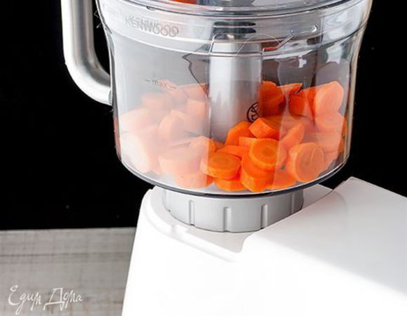 Крупно нарежьте морковь с помощью ножа. Или воспользуйтесь кухонной машиной KENWOOD с удобной насадкой кухонный комбайн. Она легко нашинкует овощи на куски необходимого размера. 