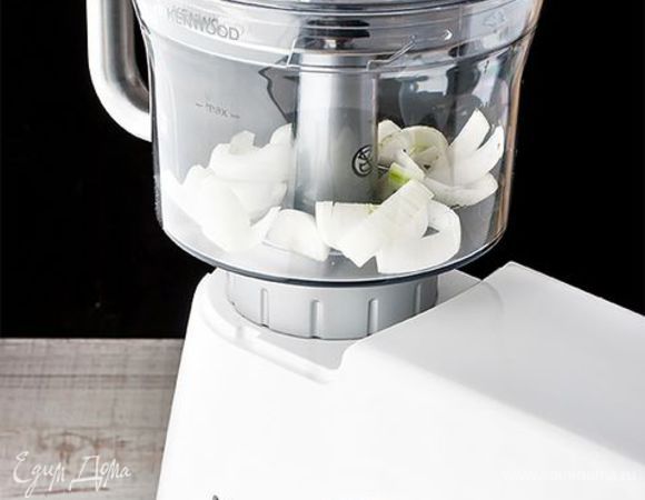 То же самое проделайте с луком. Если овощи мелкие — оставьте целиком. Половину моркови и лука обжарьте в 5-литровой кастрюле на оставшемся растительном масле до золотистого цвета, введите томатную пасту, семена фенхеля и оставьте на огне еще на 3–4 минуты.