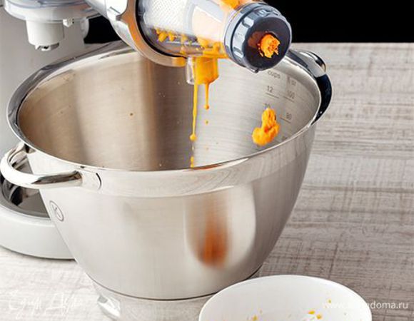 Выжмите сок из облепихи вручную или воспользуйтесь удобным прессом для ягод. Без лишних усилий в считанные минуты вы получите качественно выжатый сок. 