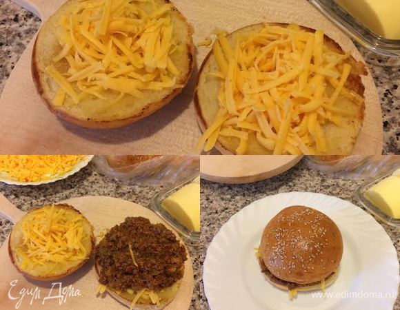 Затем обе половинки посыпать сыром, на одну выложить мясной соус, накрыть второй половинкой и отправить в духовку на 2-3 минутки.