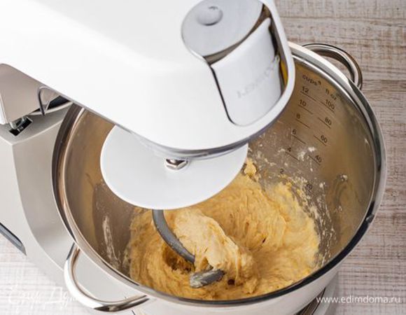 Добавьте в полученную массу просеянную муку. Чтобы тесто получилось легким и воздушным, просейте муку с помощью специальной насадки для просеивания и протирания. А замесить гладкое тесто вам поможет насадка крюк для кухонной машины KENWOOD. Получившееся тесто заверните в пленку и уберите в холодильник на 20 минут.

