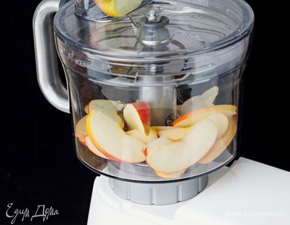 Пока тесто охлаждается, у фруктов удалите семена и плодоножки. Нарежьте яблоки и груши ломтиками с помощью ножа. Или используйте кухонный комбайн, который справится с этой задачей значительно быстрее. Чтобы выжать сок из лайма, возьмите насадку пресс для цитрусовых. Полейте нарезанные фрукты получившимся соком и перемешайте.
