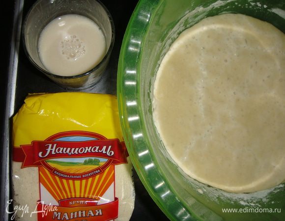 На следующий день всыпать дрожжи в теплую воду и оставить на 5 минут.