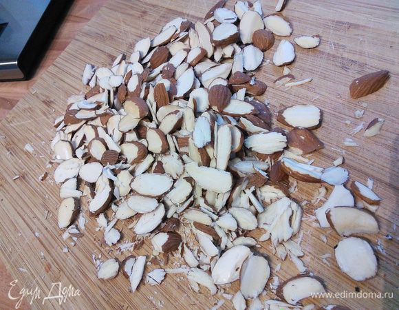 Порубить миндаль. В оригинальном рецепте используется фундук, но я решила, что к амаретто больше подходит именно миндаль. 