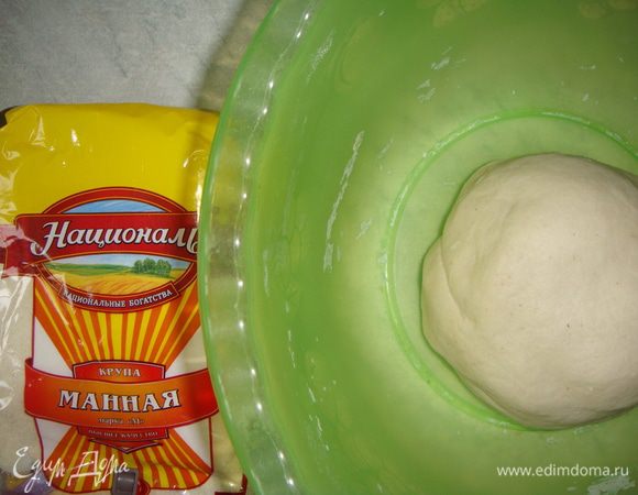 Просеять муку и замесить тесто. Энергично вымесить тесто в течение 5-ти минут. Накрыть тесто пищевой пленкой и оставить в теплом месте на 1 час.