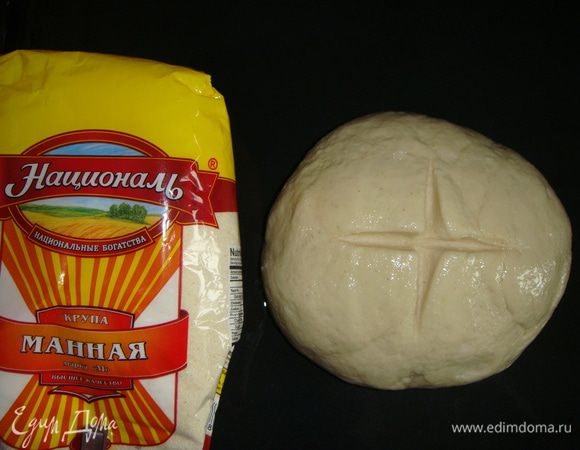 Сформировать шар, выложить на противень, смазанный маслом. Тесто обмазать подсолнечным маслом и сделать сверху два надреза крест на крест. Оставить в тепле на 30 минут.