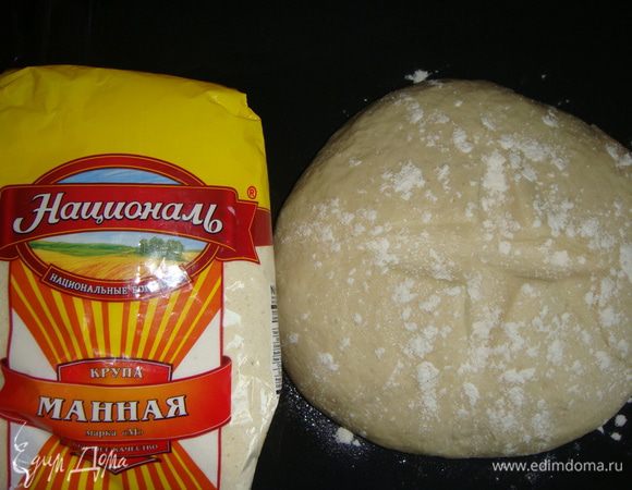 Тесто присыпать мукой. Духовку разогреть до 190°С. Противень с тестом поставить в духовой шкаф. Вниз поставить жаропрочную посуду и аккуратно влить стакан кипятка. Закрыть духовку и выпекать 15 минут. Через 15 минут убрать посуду с водой и выпекать хлеб еще 20-25 минут (ориентируйтесь на свою духовку).