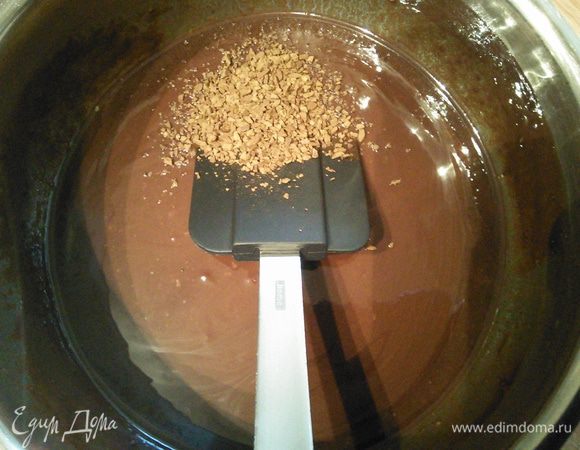 Растворить шоколад с маслом на медленном огне, иногда помешивать, чтобы шоколад не подгорел. Когда все полностью растает, добавить растворимый кофе, тщательно размешать и немного остудить. Я брала горький и молочный шоколад в равных количествах, поэтому в следующем шаге полностью исключила обычный сахар и ограничилась только коричневым. 