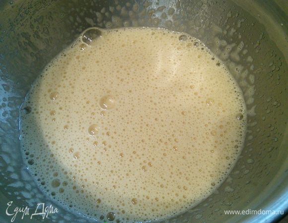 Оба вида сахара взбить с яйцами до посветления и увеличения в объеме. Взбивать около 5 мин. 