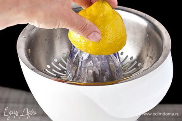 Сахар залейте 400 мл воды и прогревайте, не мешая, пока сахар полностью не растворится. Доведите до кипения и варите 5 минут. Снимите пену. Выжмите сок лимона, например, с помощью пресса для цитрусоых для кухонной машины KENWOOD.