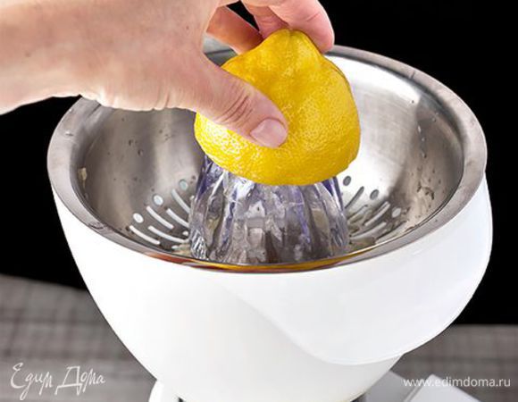 Сахар залейте 400 мл воды и прогревайте, не мешая, пока сахар полностью не растворится. Доведите до кипения и варите 5 минут. Снимите пену. Выжмите сок лимона, например, с помощью пресса для цитрусоых для кухонной машины KENWOOD. 
