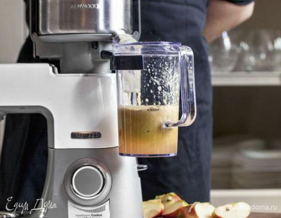 Удобная насадка соковыжималка поможет легко и быстро выдавить сок из ягод или фруктов. Понадобится 400 мл сока. Добавьте фруктовый и лимонный сок в сироп, вновь доведите до кипения и варите 5 минут. Охладите.
