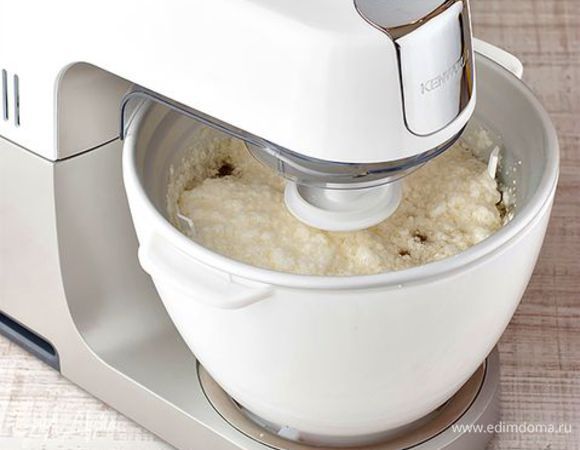 Специальная насадка мороженица идеальна для приготовления сорбета в домашних условиях. Предварительно подержите чашу 8–12 часов в морозильной камере. Установите мороженицу вместо основной чаши кухонной машины и перелейте охлажденный фруктово-ягодный сироп со взбитыми белками через отверстие в крышке в специальную чашу. Благодаря холодным стенкам и постоянному помешиванию смесь за 20 минут превратится
в прекрасное фруктовое мороженое. 
