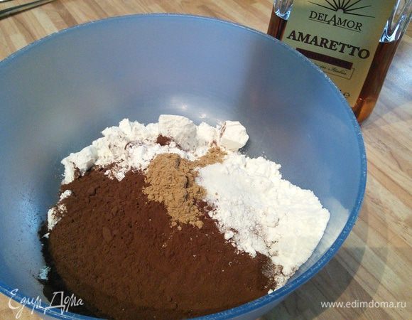 В отдельной миске смешать муку, какао, щепотку соли и корицу. 