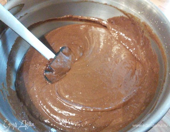 Теперь смешать жидкую часть с сухими ингредиентами. Размешать не долго, только чтобы не осталось видимых комочков. 