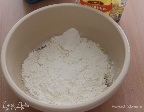 Теперь добавляем в нее муку, сахар, овсяные хлопья ТМ «Националь».