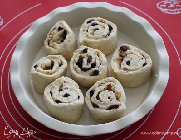 Оставляем булочки в теплом месте на 15-20 минут (булочки прикрыть пленкой).