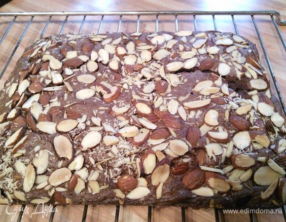 Выпекать в заранее разогретой до 190°С духовке около 25-30 мин. Тест на сухую палочку обязателен, причем лучше, чтобы на палочке остались крошки, а тесто пропеклось не полностью. В случае абсолютно сухой палочки вы получите обыкновенный кекс. 15 минут дать брауни отдохнуть в форме, затем вынуть и охладить на решетке. 