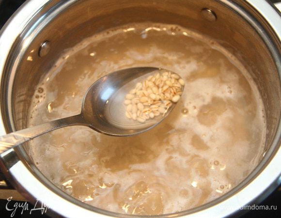 Крупу промыть и отварить согласно инструкции на упаковке. 