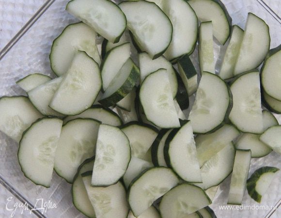 Нарезать огурцы.