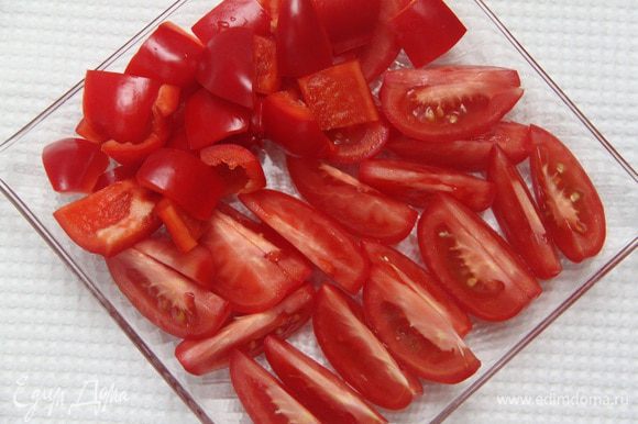 Нарезать помидоры и сладкий перец.