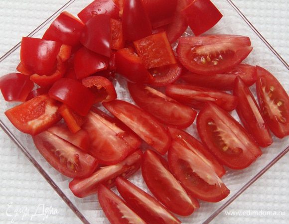 Нарезать помидоры и сладкий перец.