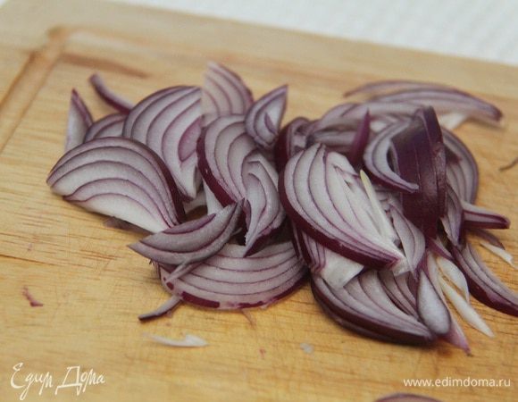 Красный лук нарезать перьями и замариновать в белом винном уксусе.