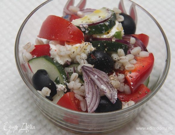 Овощи выложить в салатник, добавить лук, перловку, фету, маслины, заправить оливковым маслом, лимонным соком, посолить,  добавить специи, перемешать. Греческий салат с русским акцентом, перловкой, готов! Салат съедать сразу (не для следующего дня!) 