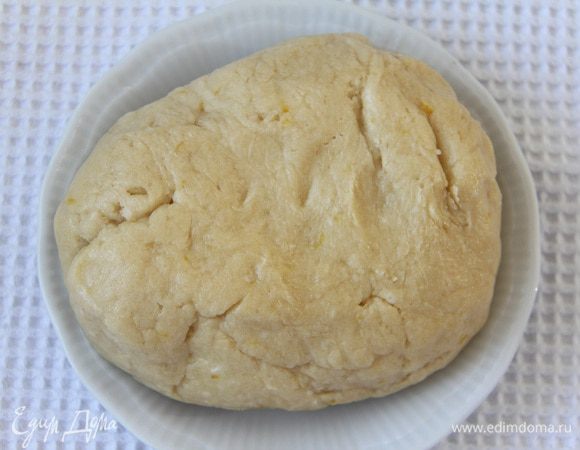 Приготовить песочное тесто, убрать в холодильник на 30 минут.