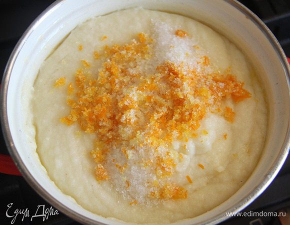 Добавить апельсиновую цедру, растертую с сахаром.