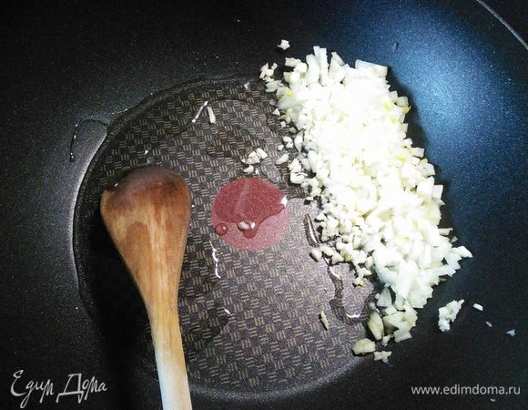 На сковороде разогреть масло, выложить лук и чеснок и пассеровать на небольшом огне до прозрачности.