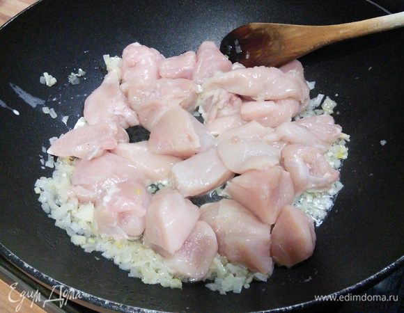Выложить кусочки куриного филе и обжарить до золотистой корочки.