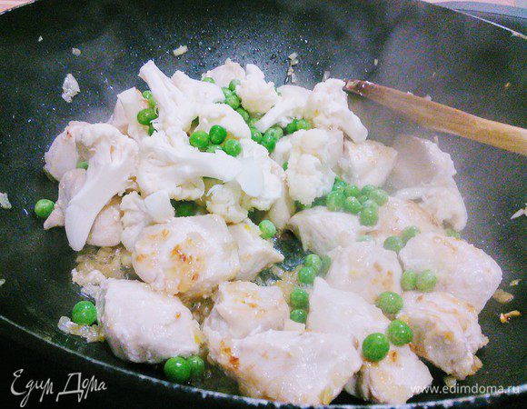 Горошек и цветная капуста это мое дополнение. В принципе использовать можно любые овощи: морковь, перец болгарский, брокколи и т. д. Жарить курицу до готовности.