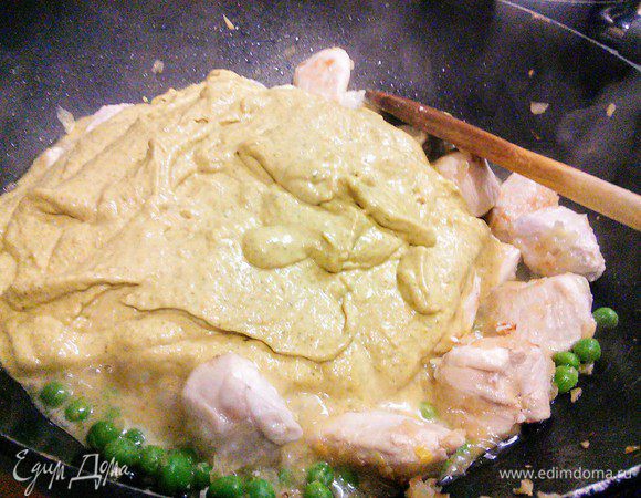 Выложить соус (он у меня стоял в холодильнике, поэтому застыл). Размешать.