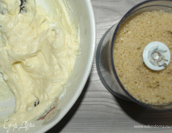 Размягченное масло взбить с сахарной пудрой. Миндаль измельчить в крошку.
