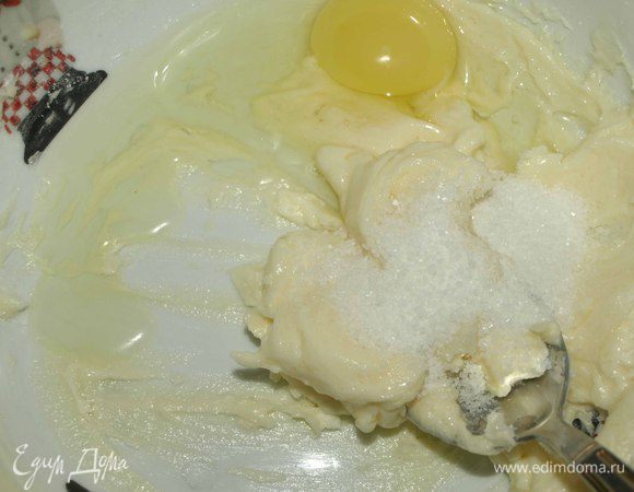 Добавить к маслу яйцо, ванильный сахар, соль, виски и взбить.