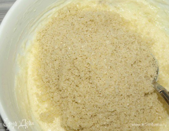 Добавить измельченный миндаль и хорошо перемешать.
